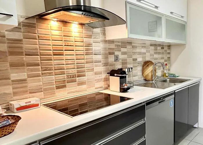 Apartment 36th Floor Sky App Free Parking *